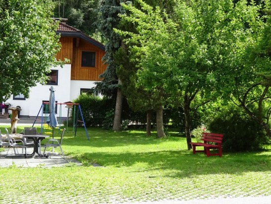 Großer und gepflegter Garten zum Sonne tanken und lesen